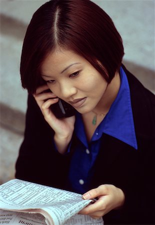 simsearch:700-00075959,k - Femme d'affaires à l'aide de journaux de lecture de téléphone cellulaire Photographie de stock - Rights-Managed, Code: 700-00050439