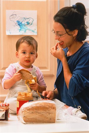 Mère et enfant, faire des sandwichs Photographie de stock - Rights-Managed, Code: 700-00051052