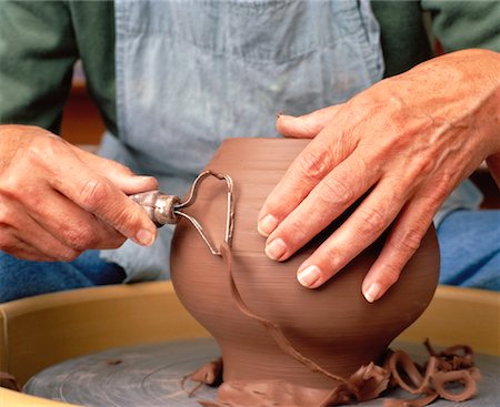 Close-Up of Female Potter's Hands Using Tool on Clay Foto de stock - Con derechos protegidos, Código: 700-00051310