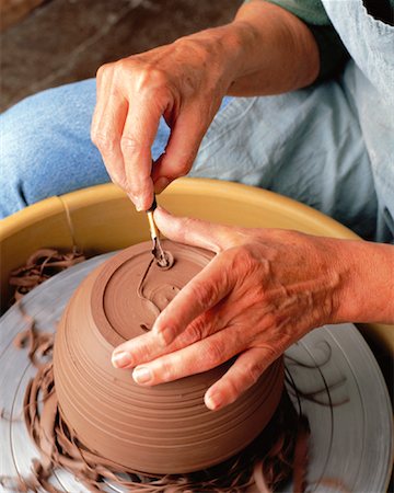 Close-Up of Female Potter's Hands Using Tool on Clay Foto de stock - Con derechos protegidos, Código: 700-00051312