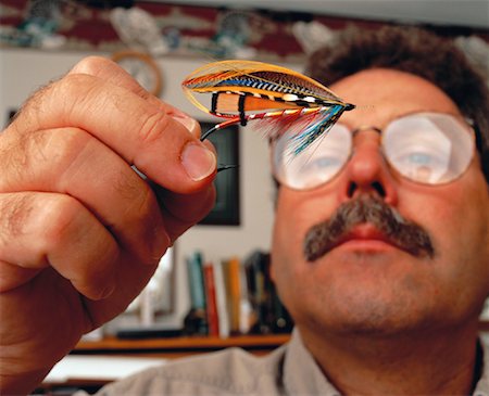 simsearch:700-00051351,k - Close-Up of Male Flytier Holding Fishing Fly Foto de stock - Direito Controlado, Número: 700-00051340