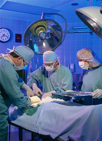 simsearch:673-02141022,k - Surgeons Performing Operation Stock Photo - Rights-Managed, Code: 700-00051445