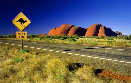 simsearch:600-02700926,k - Les Olgas, autoroute et kangourou traversant l'Australie signe Photographie de stock - Rights-Managed, Code: 700-00051686