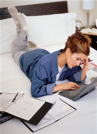 simsearch:700-00519529,k - Frau liegend auf dem Bett mit Laptopcomputer Stockbilder - Lizenzpflichtiges, Bildnummer: 700-00052525
