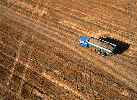 simsearch:700-00022364,k - Vue aérienne du camion remplie de pommes de terre, Carberry, Manitoba, Canada Photographie de stock - Rights-Managed, Code: 700-00052711
