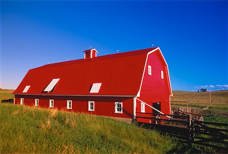 priddis - Rote Scheune und Farmland Priddis, Alberta, Kanada Stockbilder - Lizenzpflichtiges, Bildnummer: 700-00052737