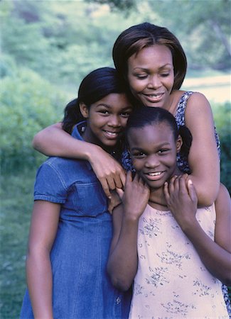 simsearch:700-00053215,k - Portrait of Mother and Daughters Embracing in Park Foto de stock - Direito Controlado, Número: 700-00053214