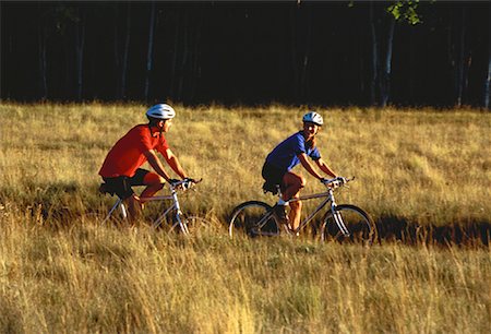 simsearch:700-00053390,k - Couple Mountain Biking through Field of Tall Grass Foto de stock - Con derechos protegidos, Código: 700-00053465