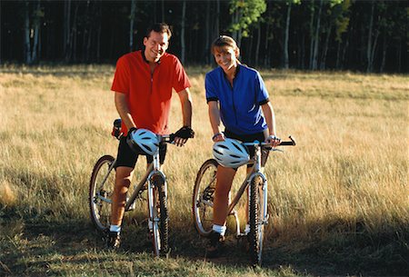 simsearch:700-00053390,k - Portrait of Couple on Mountain Bikes in Field of Tall Grass Foto de stock - Con derechos protegidos, Código: 700-00053467