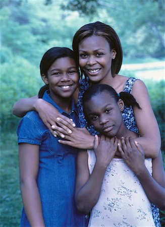 simsearch:700-00053215,k - Portrait of Mother and Two Daughters in Park Foto de stock - Direito Controlado, Número: 700-00053780