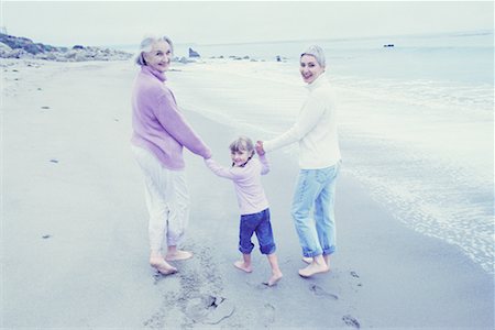 Große Großmutter, Großmutter und Enkelin stehen am Strand Stockbilder - Lizenzpflichtiges, Bildnummer: 700-00064150
