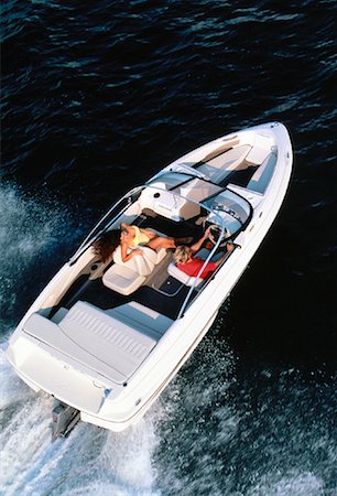 simsearch:700-00768094,k - Vue du Couple en bateau, excès de vitesse sur l'eau, Florida, USA Photographie de stock - Rights-Managed, Code: 700-00064350