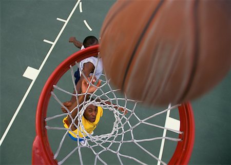 simsearch:700-02698437,k - Vue aérienne des deux hommes jouant au Basketball Photographie de stock - Rights-Managed, Code: 700-00064595