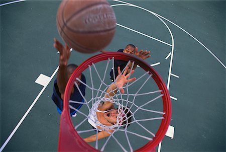 simsearch:700-02698437,k - Vue aérienne de trois hommes jouant au Basketball Photographie de stock - Rights-Managed, Code: 700-00064598