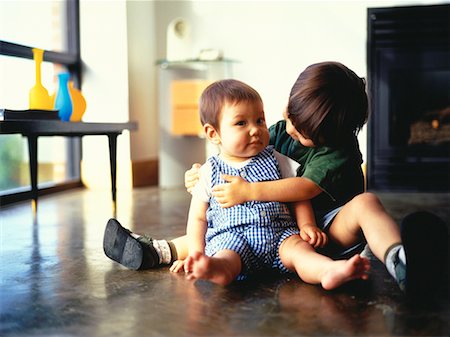 simsearch:700-00190297,k - Two Children Sitting on Floor Foto de stock - Con derechos protegidos, Código: 700-00064917