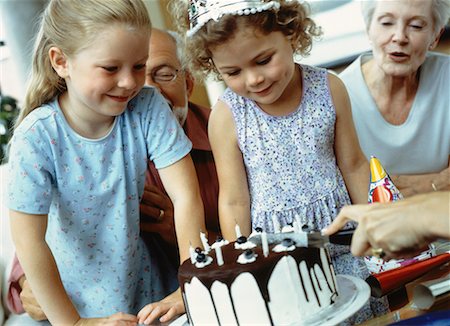 soplar velas - Cutting Cake at Children's Birthday Party Foto de stock - Con derechos protegidos, Código: 700-00064985