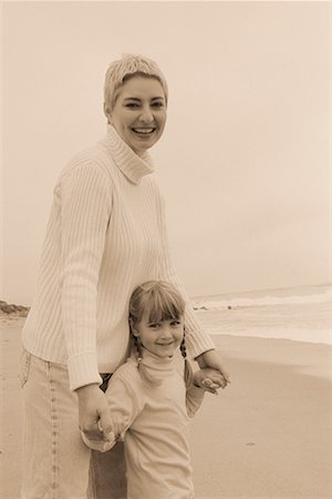 simsearch:873-06440237,k - Portrait de grand-mère et la petite fille debout sur la plage Photographie de stock - Rights-Managed, Code: 700-00065096