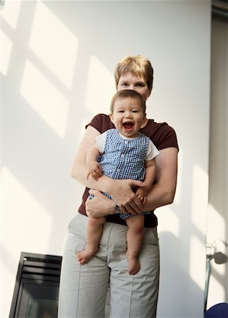 simsearch:700-00150938,k - Portrait de mère Holding Baby Photographie de stock - Rights-Managed, Code: 700-00065693