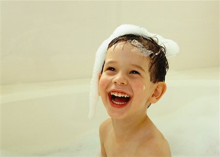 simsearch:700-00044168,k - Boy in Bathtub, Smiling Foto de stock - Con derechos protegidos, Código: 700-00065768