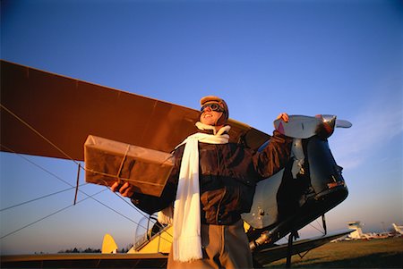 Tenant debout près d'avion, le paquet de pilote Photographie de stock - Rights-Managed, Code: 700-00065849