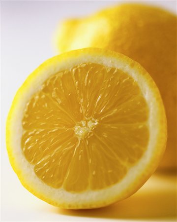 simsearch:600-06967743,k - Close-Up of Lemon Half Foto de stock - Con derechos protegidos, Código: 700-00066091