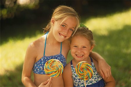 Portrait de deux jeunes filles tenant des sucettes à l'extérieur Photographie de stock - Rights-Managed, Code: 700-00066157