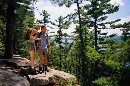 simsearch:862-03289011,k - Hiking Couple Standing on Rocks Belgrade Lakes, Maine, USA Foto de stock - Con derechos protegidos, Código: 700-00066381