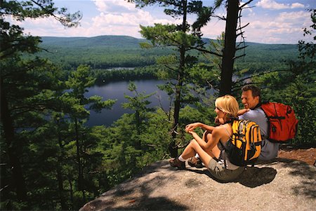 simsearch:700-00459814,k - Hiking Couple Sitting on Rocks Belgrade Lakes, Maine, USA Fotografie stock - Rights-Managed, Codice: 700-00066382