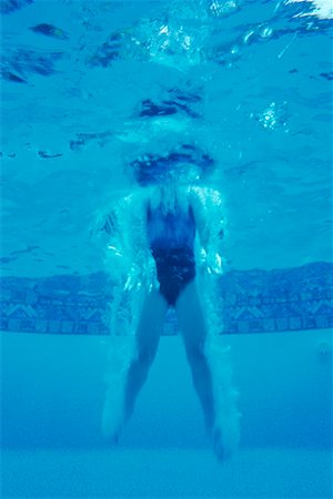 simsearch:700-00066429,k - Underwater View of Girl Jumping Into Swimming Pool Foto de stock - Con derechos protegidos, Código: 700-00066429