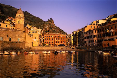 Boats in Harbor near Buildings Vernazza, Cinque Terre, Italy Foto de stock - Con derechos protegidos, Código: 700-00066454