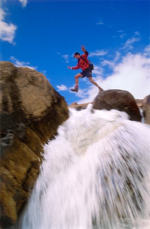 Hiker Jumping over Stream, Yoho National Park, BC, Canada Foto de stock - Con derechos protegidos, Código: 700-00066607