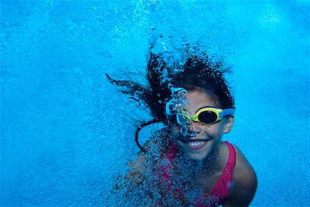 simsearch:700-00085614,k - Portrait de jeune fille sous l'eau dans la piscine Photographie de stock - Rights-Managed, Code: 700-00066665