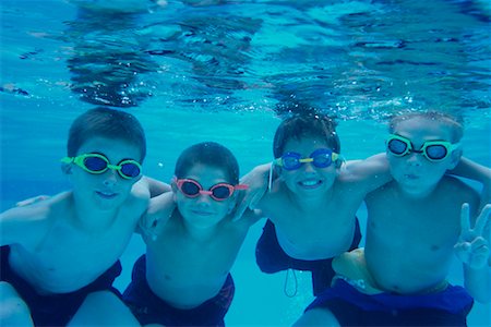 simsearch:700-00091319,k - Underwater View of Boys in Swimming Pool Foto de stock - Con derechos protegidos, Código: 700-00066828