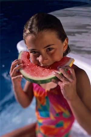 simsearch:673-03826452,k - Portrait of Girl in Swimwear Eating Watermelon in Pool Foto de stock - Con derechos protegidos, Código: 700-00066822