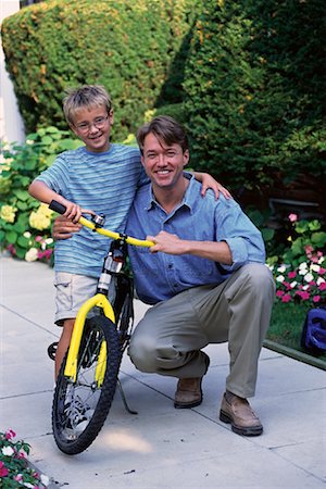 simsearch:700-00038126,k - Portrait of Father and Son with Bicycle Outdoors Foto de stock - Con derechos protegidos, Código: 700-00067029