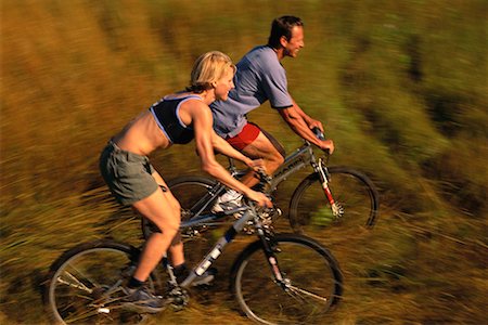 simsearch:700-00053390,k - Couple Biking through Field of Tall Grass, Maine, USA Foto de stock - Con derechos protegidos, Código: 700-00067085