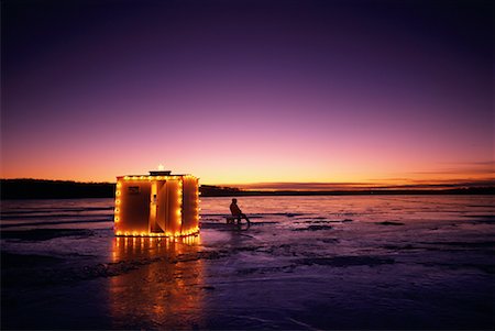 pêche dans la glace - Pêche sur glace homme au coucher du soleil en Saskatchewan, Canada Photographie de stock - Rights-Managed, Code: 700-00067156