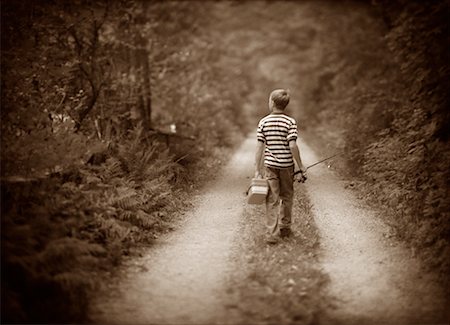 Back View of Boy with Fishing Rod On Path, Belgrade Lakes, ME, USA Foto de stock - Con derechos protegidos, Código: 700-00067440