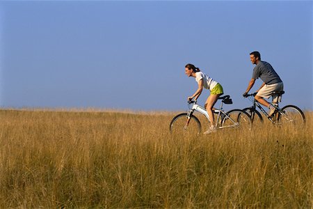 simsearch:700-00053390,k - Couple Biking through Field of Tall Grass, Belgrade Lakes, Maine USA Foto de stock - Con derechos protegidos, Código: 700-00067691