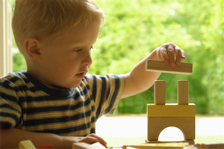 Boy Playing with Building Blocks Foto de stock - Direito Controlado, Número: 700-00067728