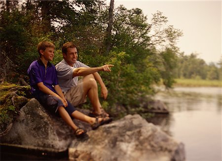 simsearch:700-00067820,k - Father and Son Sitting on Rocks Near Lake, Belgrade Lakes, Maine USA Foto de stock - Con derechos protegidos, Código: 700-00067821