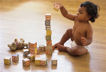 Bébé assis sur le plancher, jouer avec des blocs de construction Photographie de stock - Rights-Managed, Code: 700-00067900