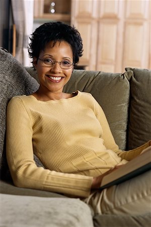 Portrait of Woman Sitting on Sofa Holding Book Foto de stock - Con derechos protegidos, Código: 700-00067910