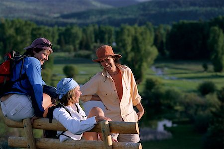 simsearch:700-06190628,k - Drei Frauen sitzen auf Bank lachen im Freien, Wyoming, USA Stockbilder - Lizenzpflichtiges, Bildnummer: 700-00067955