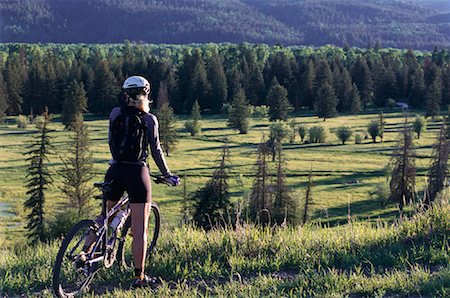 simsearch:700-00269289,k - Vue de la femme en arrière sur le vélo de montagne, surplombant le paysage du Wyoming, USA Photographie de stock - Rights-Managed, Code: 700-00067957