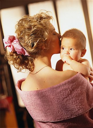 simsearch:700-00055245,k - Mère enveloppée dans une serviette, tenant le bébé Photographie de stock - Rights-Managed, Code: 700-00067996