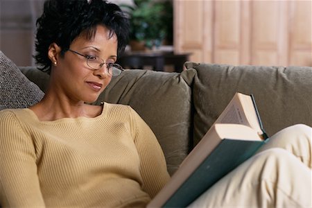 Woman Sitting on Sofa, Reading Book Foto de stock - Con derechos protegidos, Código: 700-00068044