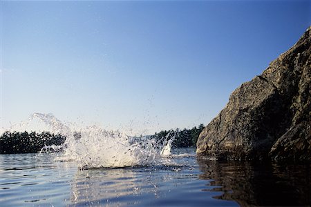 Splashing Water and Rocks Belgrade Lakes, Maine, USA Foto de stock - Con derechos protegidos, Código: 700-00068102