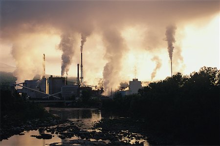 simsearch:600-00068112,k - Smokestacks Billowing Smoke at Paper Mill, Rumford Falls, Maine USA Foto de stock - Con derechos protegidos, Código: 700-00068110