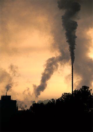 simsearch:700-00274762,k - Smokestacks Billowing Smoke at Paper Mill, Rumford Falls, Maine USA Foto de stock - Direito Controlado, Número: 700-00068111